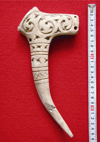 A waist ornament made from deer antlers excavated from the Terashita ruins