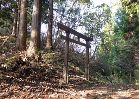 Torii gate at the entrance to Tomyodo